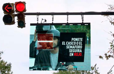 El semáforo que no cambia de color sin casco