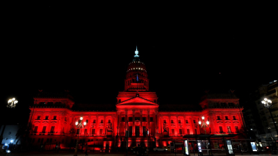 El Congreso se ilumina de rojo para visibilizar temáticas de género