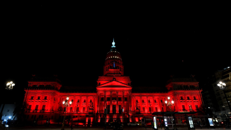 El Congreso se ilumina de rojo para visibilizar temáticas de género
