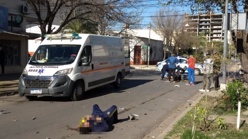 Dos heridos graves en un siniestro entre una moto y un automóvil