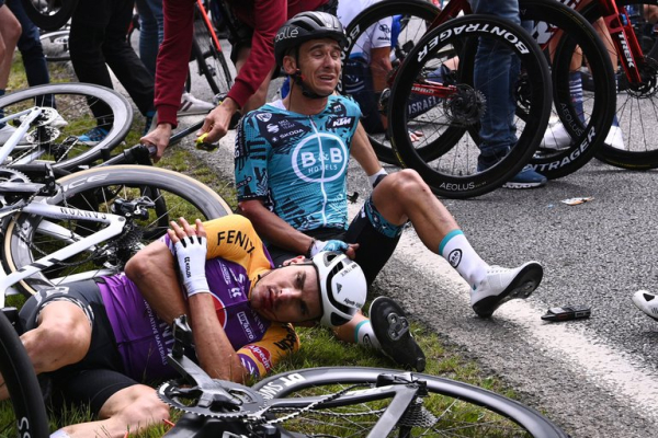 Tour de Francia: más de cien ciclistas involucrados en una grave caída masiva a causa de una fanática