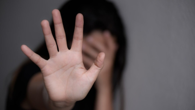 Roció con un líquido químico a una mujer que hablaba con su esposo