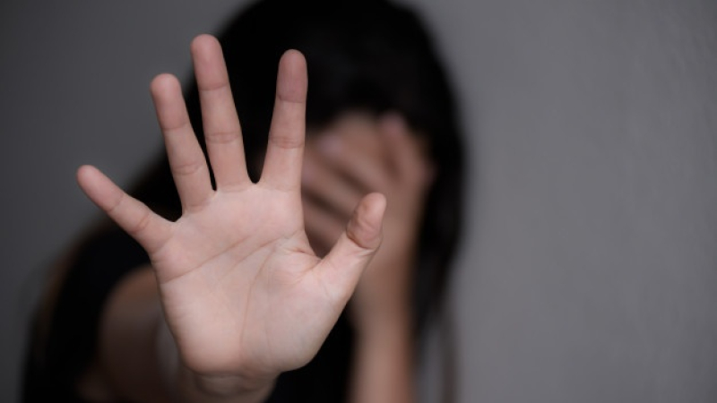 Roció con un líquido químico a una mujer que hablaba con su esposo