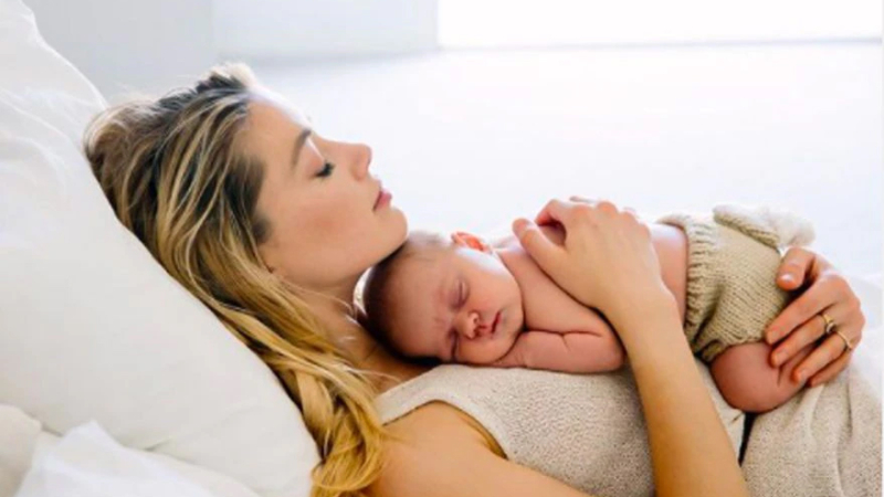 La actriz Amber Heard dice que tuvo una hija en abril
