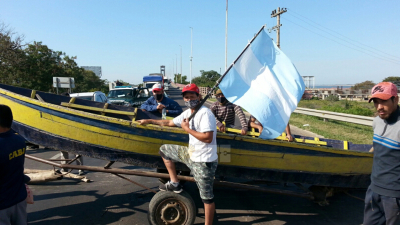 Cortan el tránsito en el puente en reclamo de los cinco días de pesca