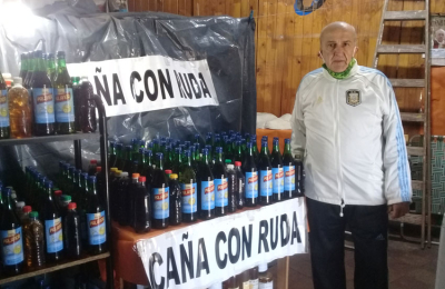 La tradición familiar de preparar caña con ruda y “ahuyentar los males”