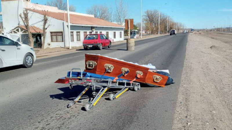 Un coche fúnebre perdió el ataúd y el cuerpo quedó tendido en medio de una ruta