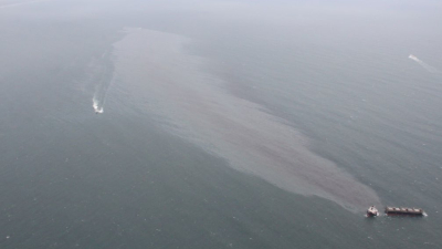 Japón: carguero arrastrado por un temporal se partió en dos frente a la costa