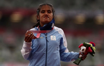 Yanina Martinez Para 1.JPG