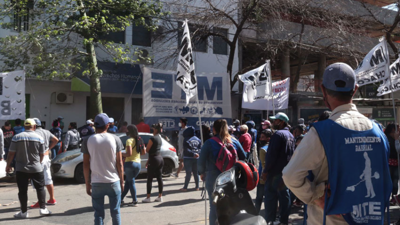 El gobierno busca frenar piquetes y convocó a los tres poderes del Estado