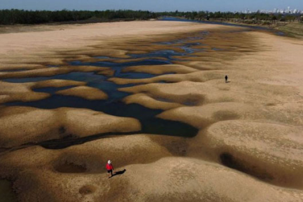 Las impactantes imágenes de la mayor sequía en 77 años del río Paraná