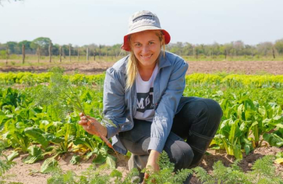 Joven agricultora entusiasma y revaloriza el trabajo en el campo