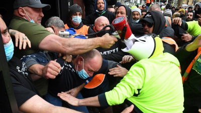 Australia: batalla campal durante una protesta de antivacunas en Melbourne