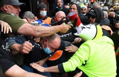 Australia: batalla campal durante una protesta de antivacunas en Melbourne