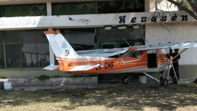 Perdió el control en tierra y estrelló una avioneta contra un edificio
