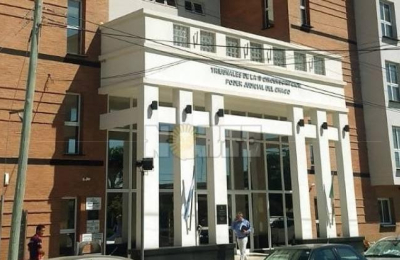Se demora juicio por abuso sexual contra exfuncionario en medio de fuertes cruces