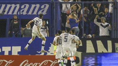 Vélez derrotó a un opaco Boca y lo alejó de la pelea por el título