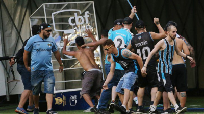 Locura total: hinchas de Gremio ingresan al campo y destrozan el VAR
