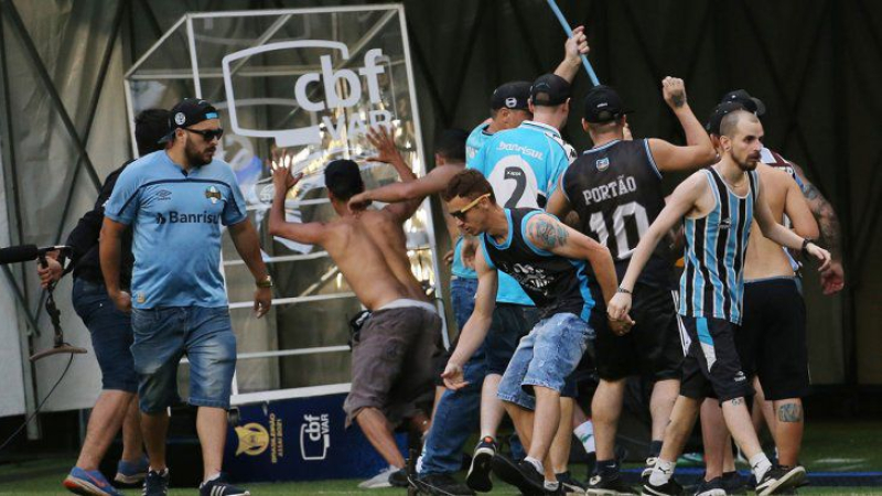 Locura total: hinchas de Gremio ingresan al campo y destrozan el VAR