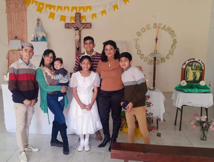 Stella junto a sus hijos y nieto.jpg