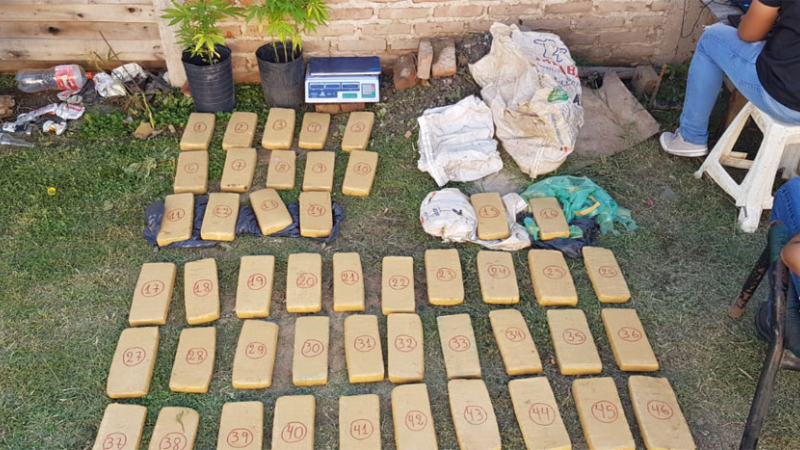 La policía incautó 44 kilos de marihuana y detuvo a un sujeto