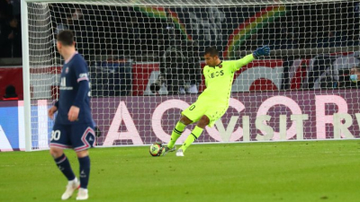 El chaqueño Benítez fue figura ante Messi y el PSG