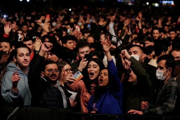 La gente se reúne en Estambul para festejar la llegada del 2022 (REUTERS/Dilara Senkaya)