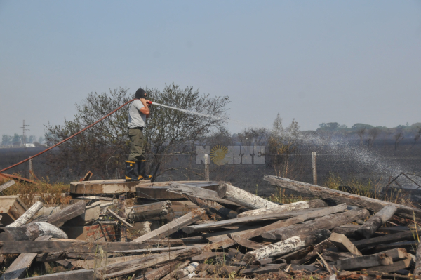 Combatieron las llamas bomberos de la Policía del Chaco y Voluntarios. Foto: Jorge "Punky" Flores.