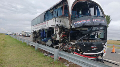 Choque fatal en la ruta 7: una mujer murió y otras 12 personas resultaron heridas