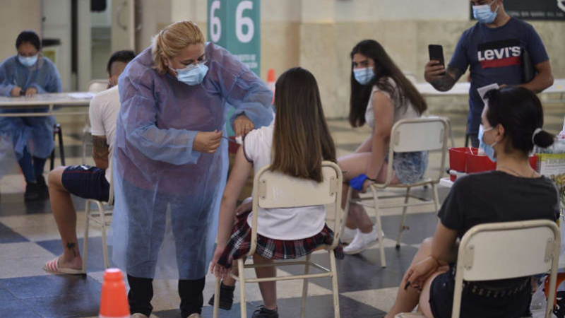 El Gobierno aprobó la dosis de refuerzo de la vacuna contra el coronavirus en adolescentes entre 12 y 17 años