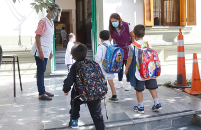 La vuelta a clases, sin pase sanitario, con asistencia cuidada y barbijos