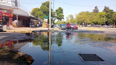 Miles de litros de agua desperdiciados por un caño roto a pocos metros de Sameep