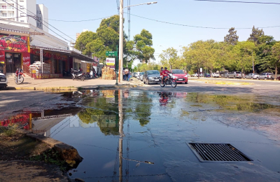 Miles de litros de agua desperdiciados por un caño roto a pocos metros de Sameep