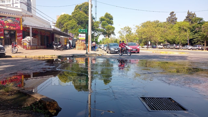 Miles de litros de agua desperdiciados por un caño roto a pocos metros de Sameep