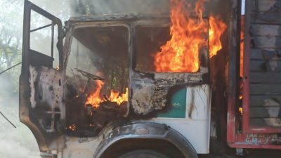 El Sauzalito: prendieron fuego a un camión con madera, luego de atar a su conductor