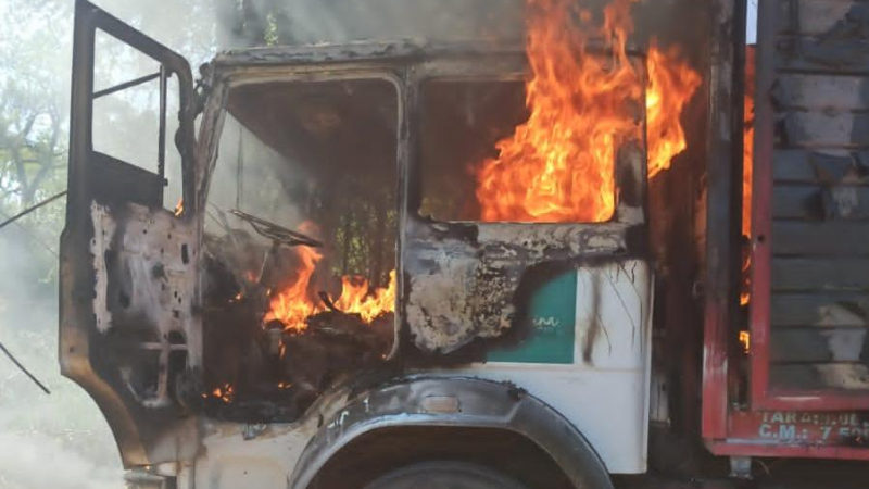 El Sauzalito: prendieron fuego a un camión con madera, luego de atar a su conductor