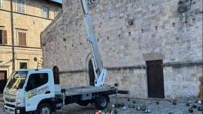 Arreglaban el techo de una iglesia y encontraron decenas de pelotas de fútbol