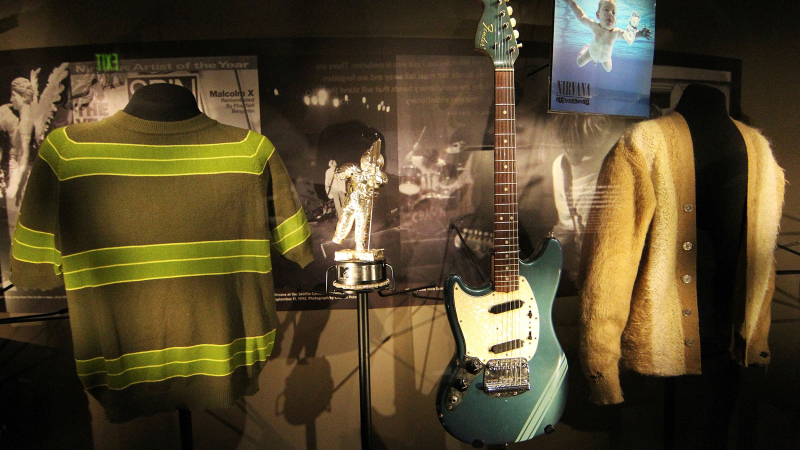 Subastan la icónica guitarra azul de Kurt Cobain