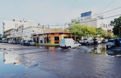 Cloacas desbordadas, olor y malestar en el centro tras las lluvias