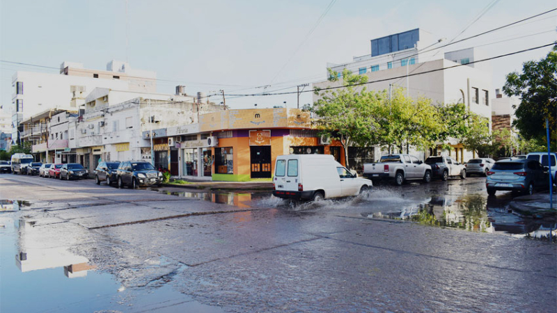 Cloacas desbordadas, olor y malestar en el centro tras las lluvias