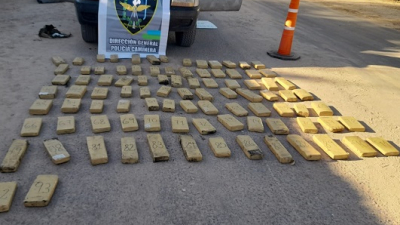 Una pareja fue detenida con más de 80 kilos de marihuana ocultos en la camioneta
