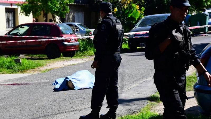 Horror en Rosario: llevaba a su hija de 4 años al jardín y lo acribillaron a balazos en la calle