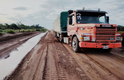 Se intensifica la cosecha de soja, pero los caminos están destruidos
