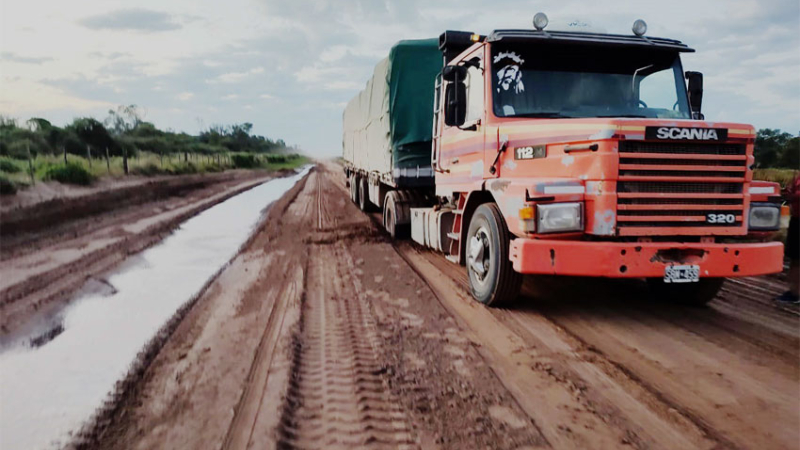 Se intensifica la cosecha de soja, pero los caminos están destruidos