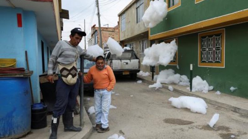 Colombia: espectacular nube de espuma tóxica 