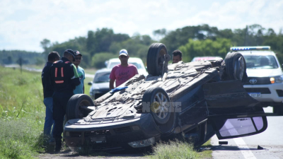 Ruta 11: otro choque y vuelco con suerte