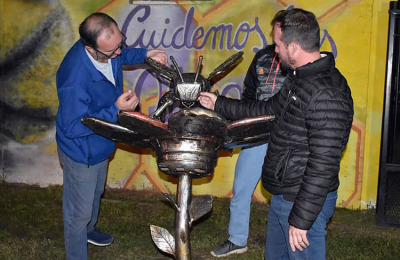 La abeja tiene su escultura en el Chaco