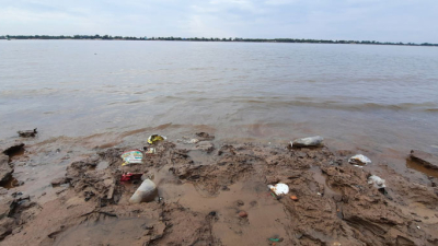Años de contaminación al descubierto por la bajante del Paraná