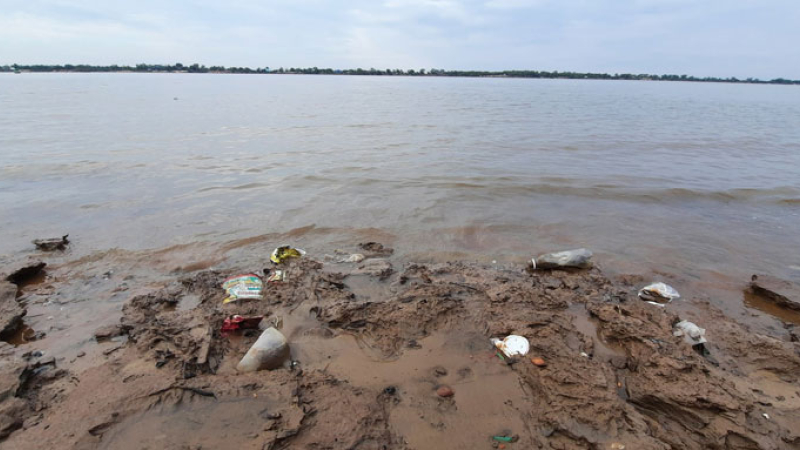 Años de contaminación al descubierto por la bajante del Paraná