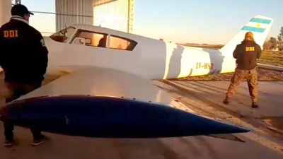 Encuentran una avioneta y un arsenal en un campo del hermano de Rocío Marnego
